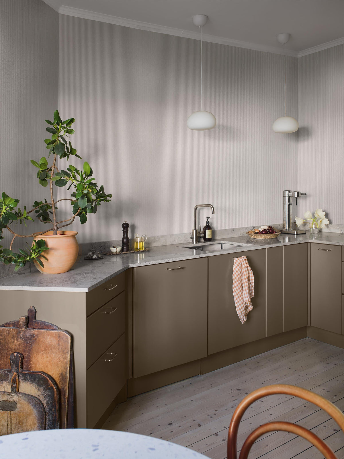 7861_PolkaStripe_Kitchen_Roomshot.jpg