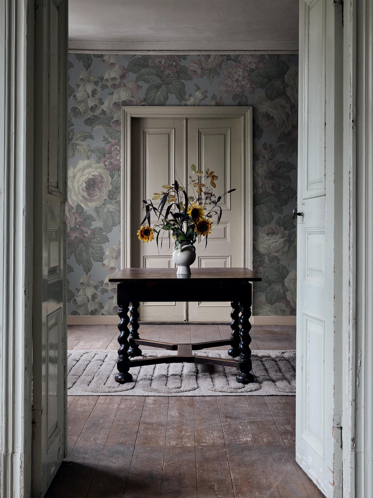 9707W_Megarose_Roomshot_1.jpg