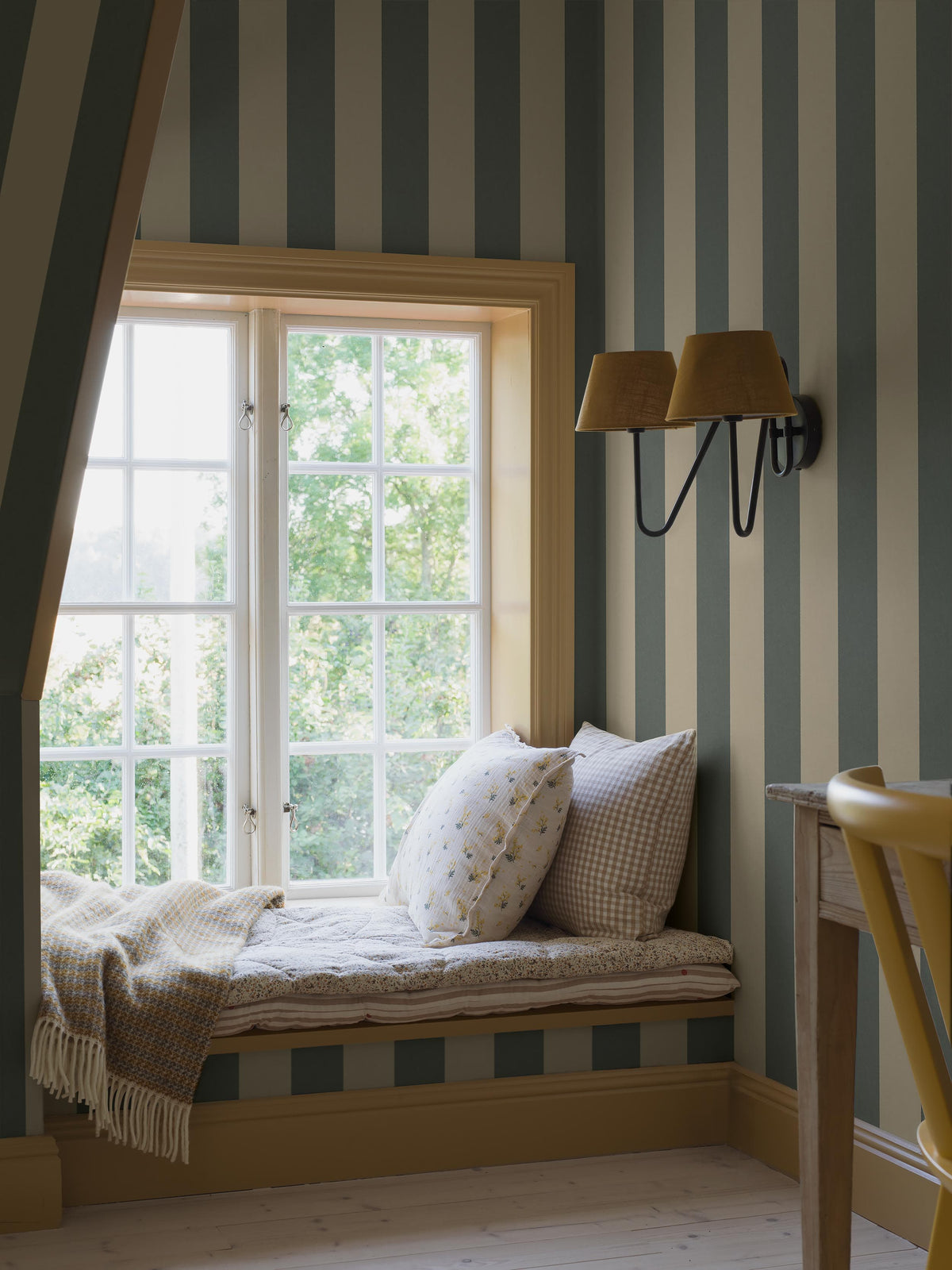 9800W_BaÌŠstadStripe_Roomshot_2.jpg