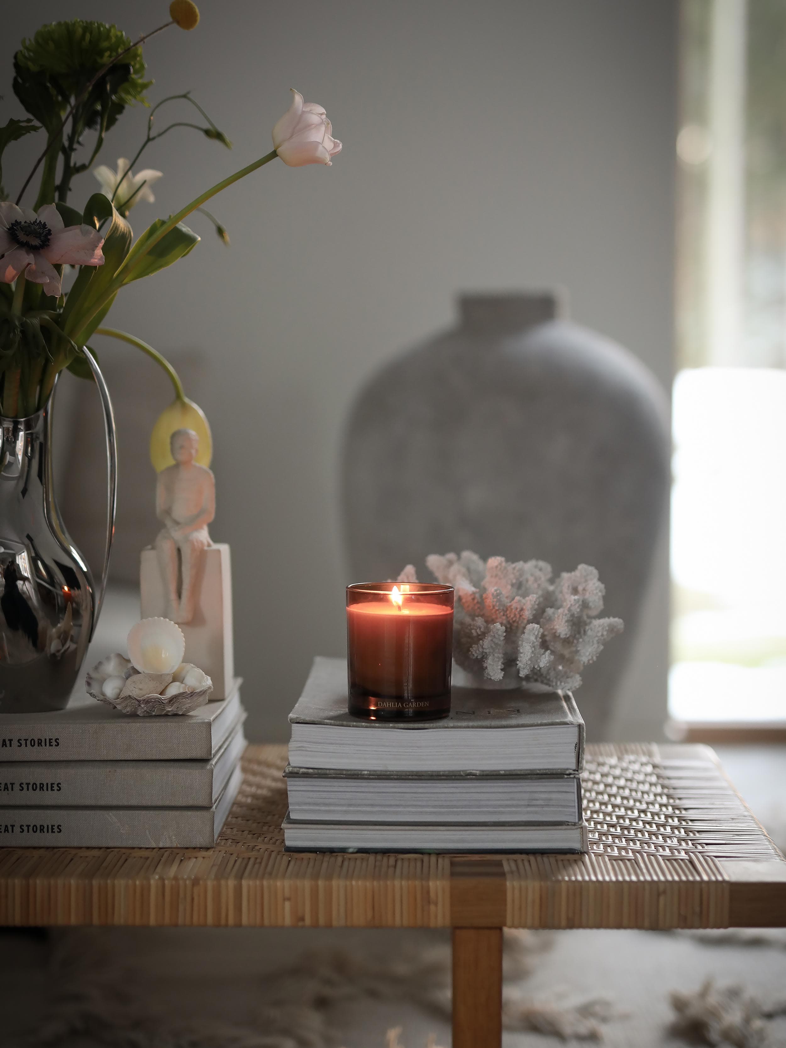 C1176662_DahliaGarden-doftljus_Roomshot_2.jpg