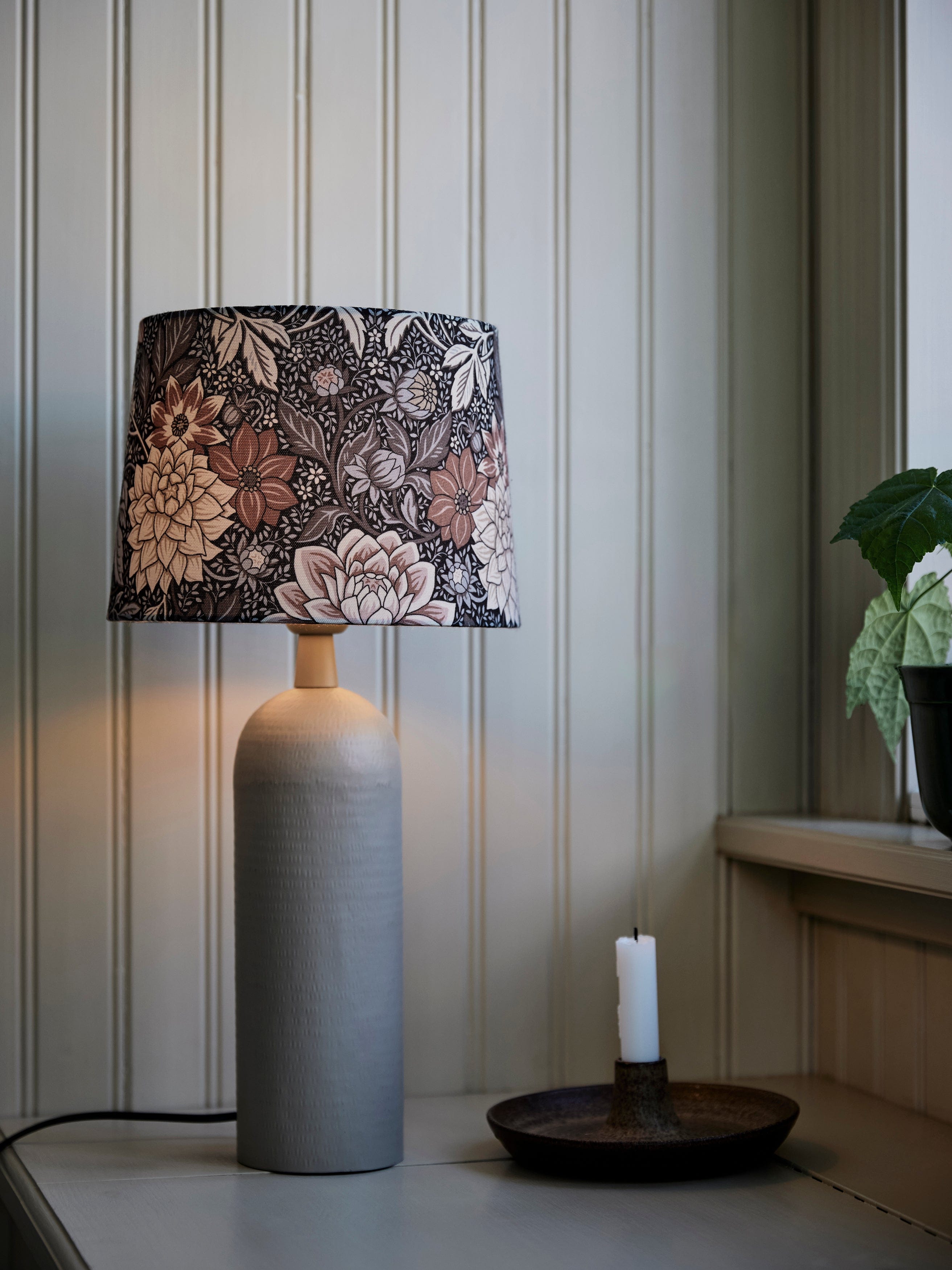 C1276893_Dahliagardenlampskarm25cm_Roomshot_3.jpg