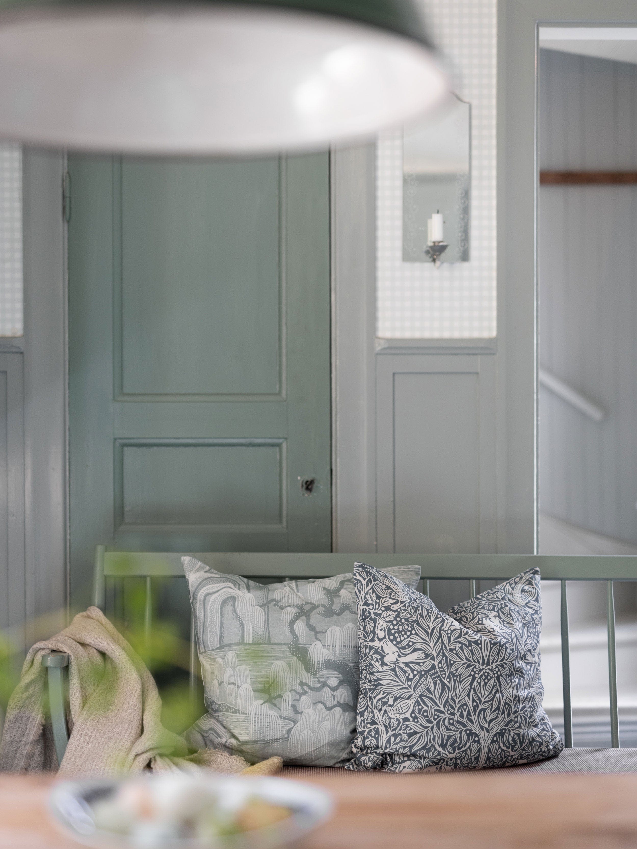 C231311_IndigoGarden-Kuddfodral50x50_Roomshot_2.jpg