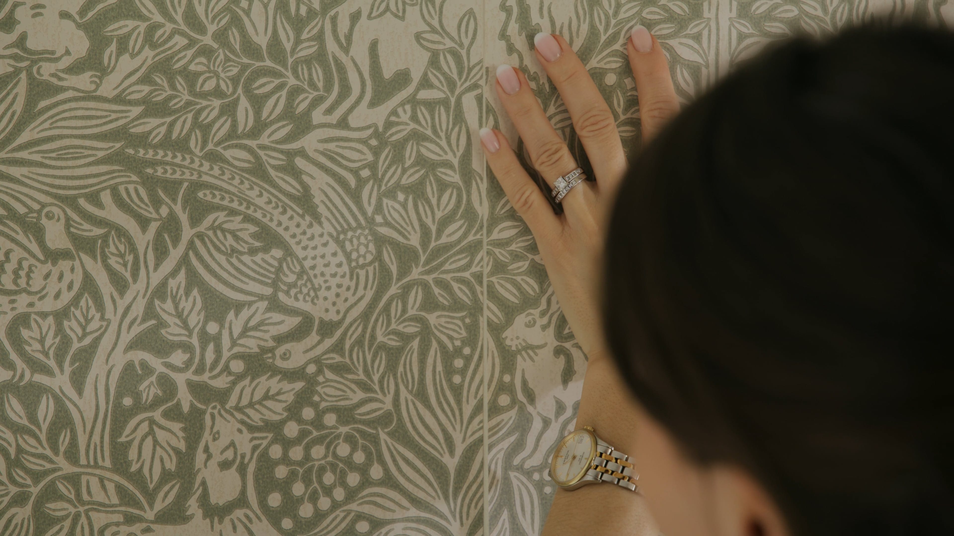 Load video: Wallpaper school – learn how to hang wallpaper, step by step.