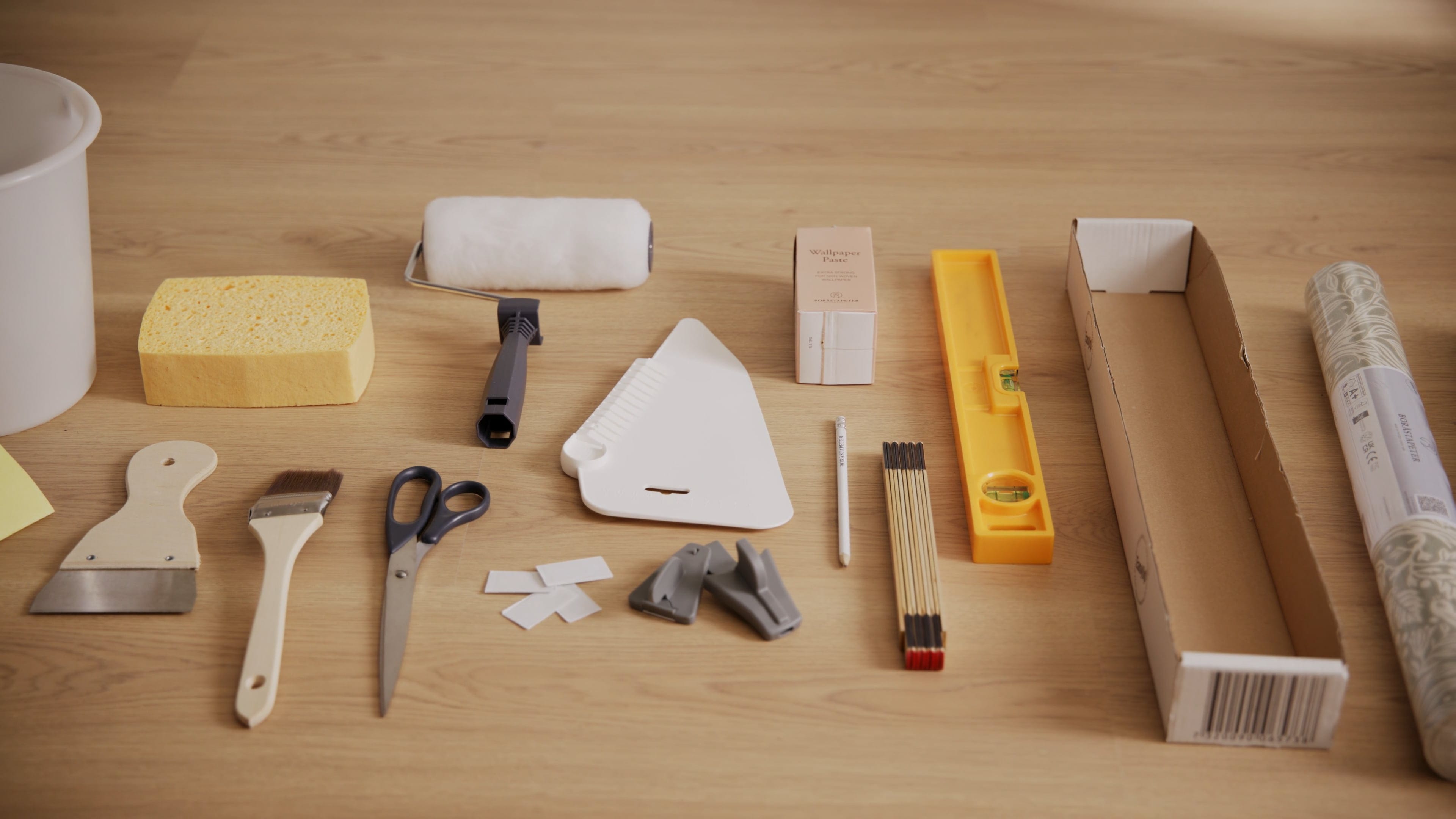 Load video: Wallpapering school – learn how to hang wallpaper, step by step.