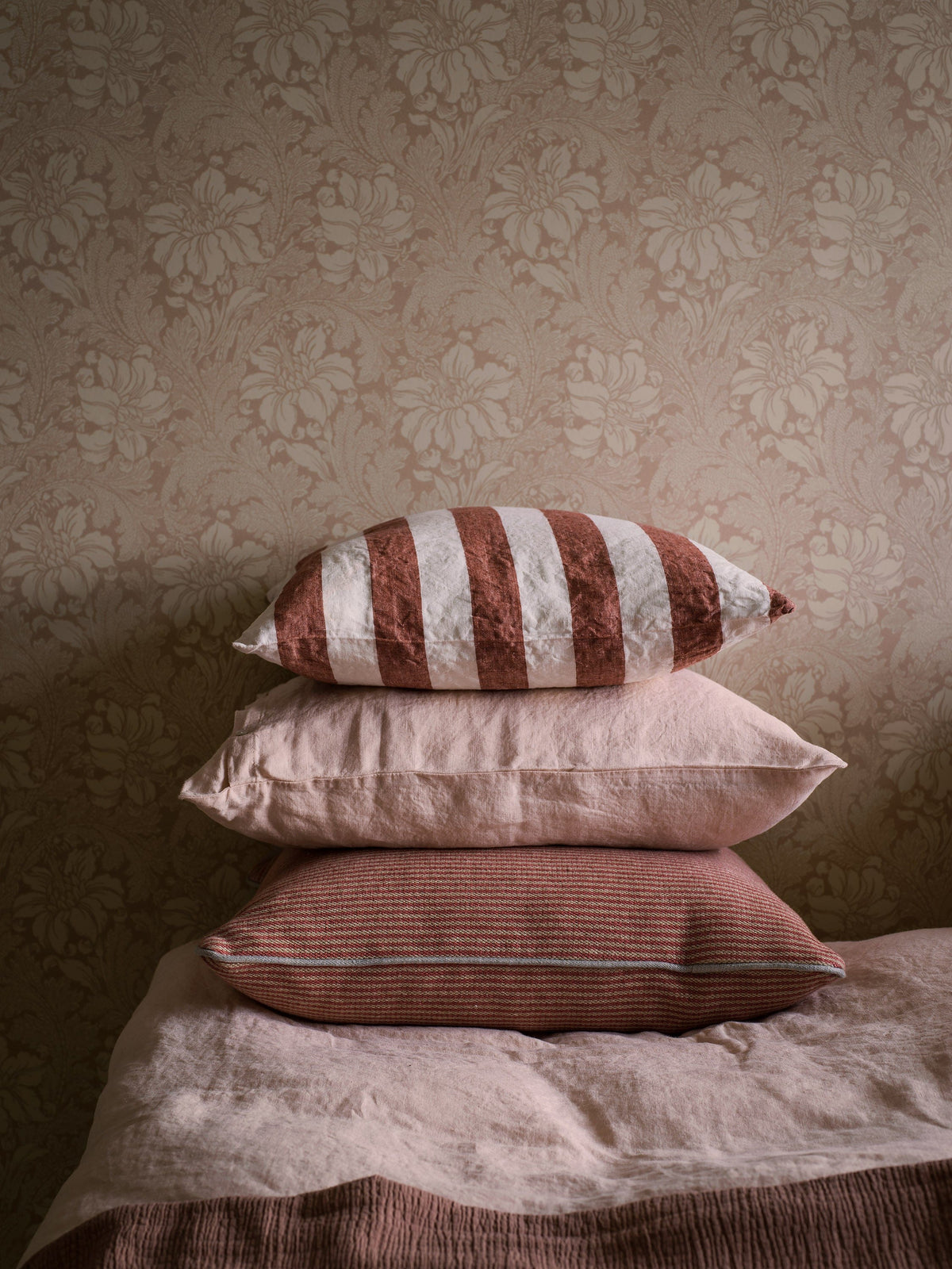 2009_Acanthus-3_Roomshot_Bedroom.jpg