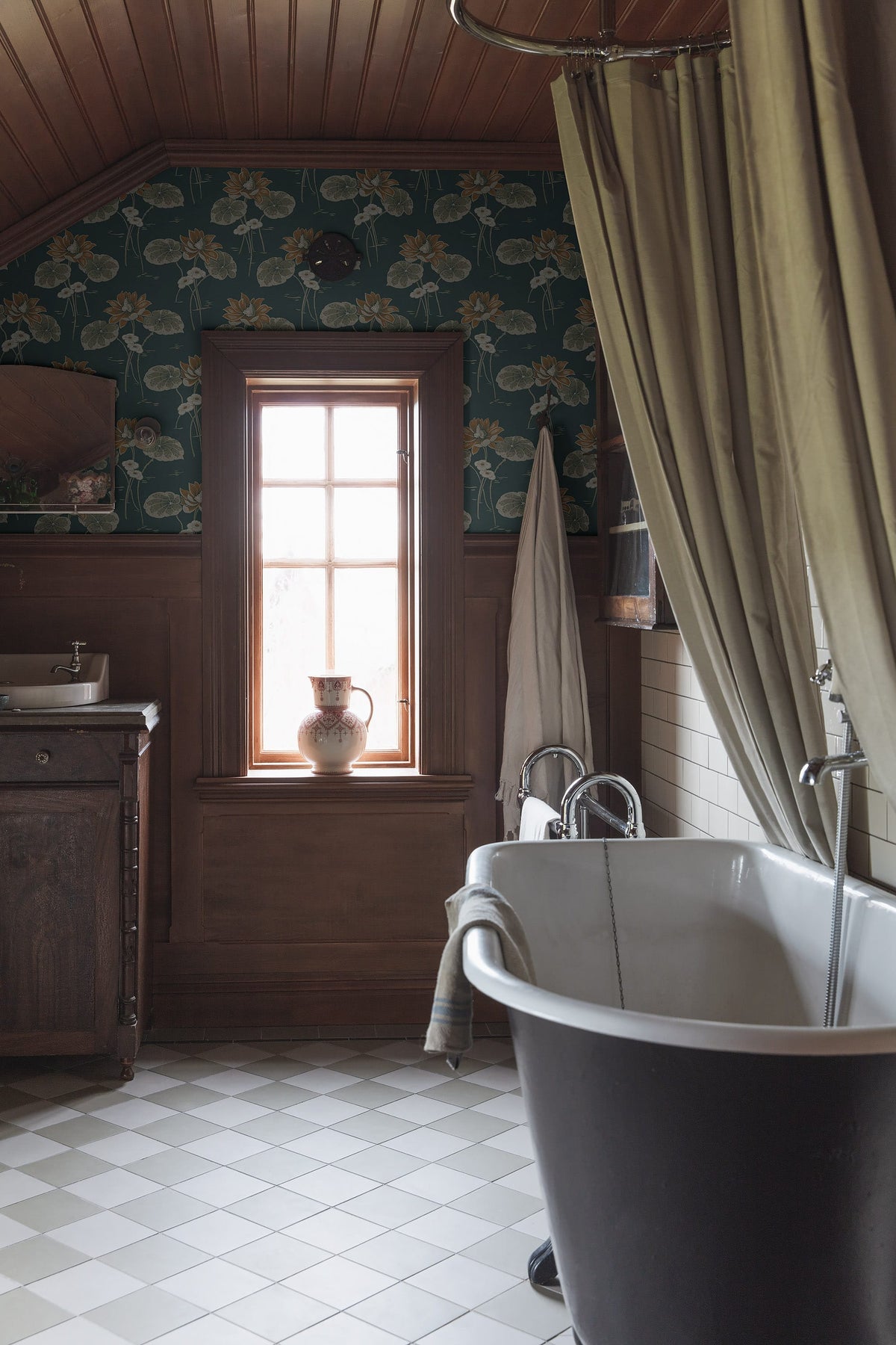 4168_Haga_Roomshot_bathroom.jpg