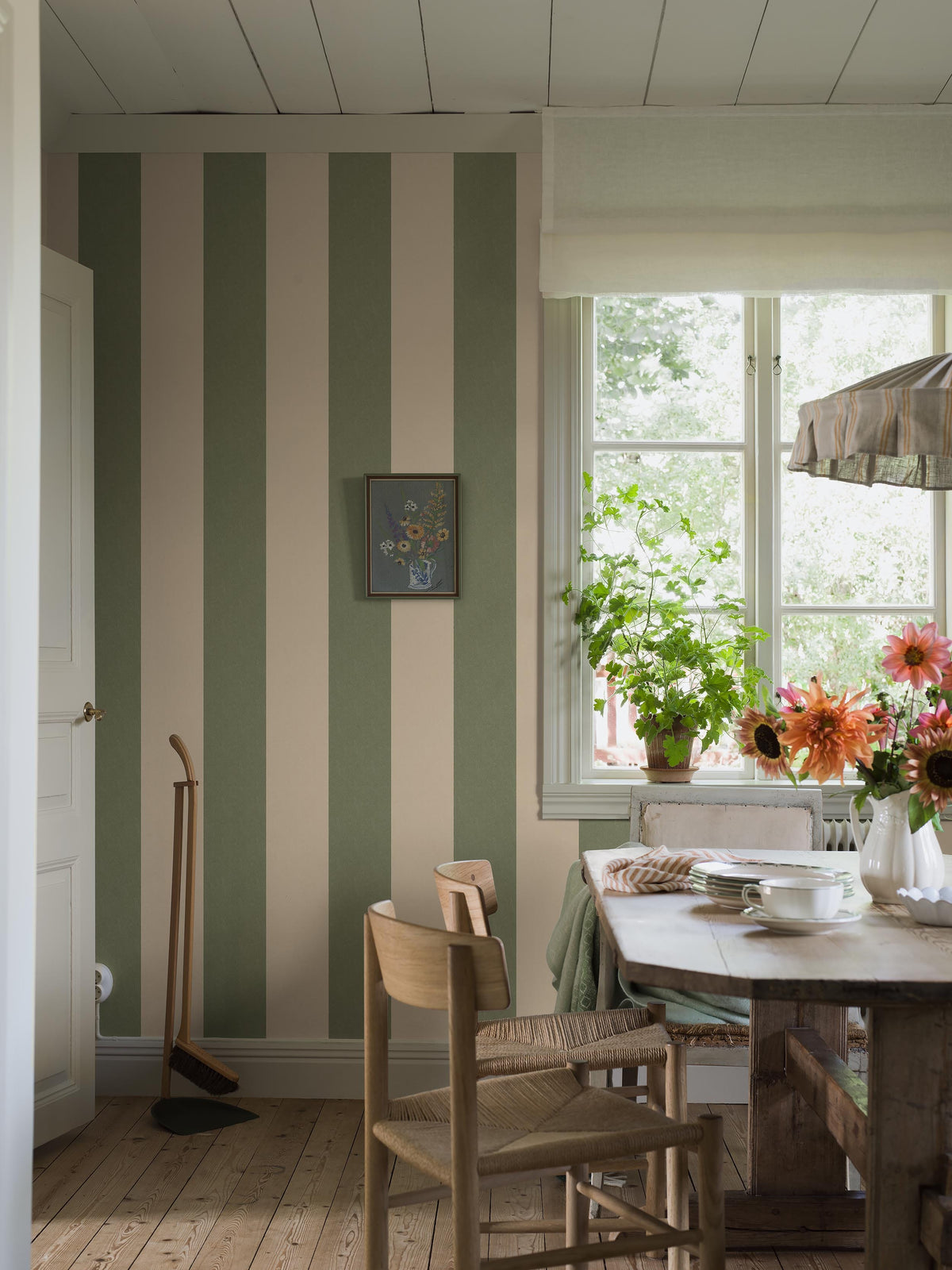 9797W_BjaÌˆroÌˆStripe_Roomshot_2.jpg