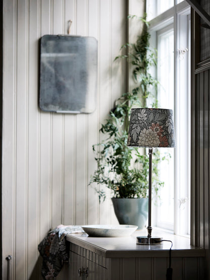 C1276662_Dahliagardenlampskarm20cm_Roomshot_2.jpg