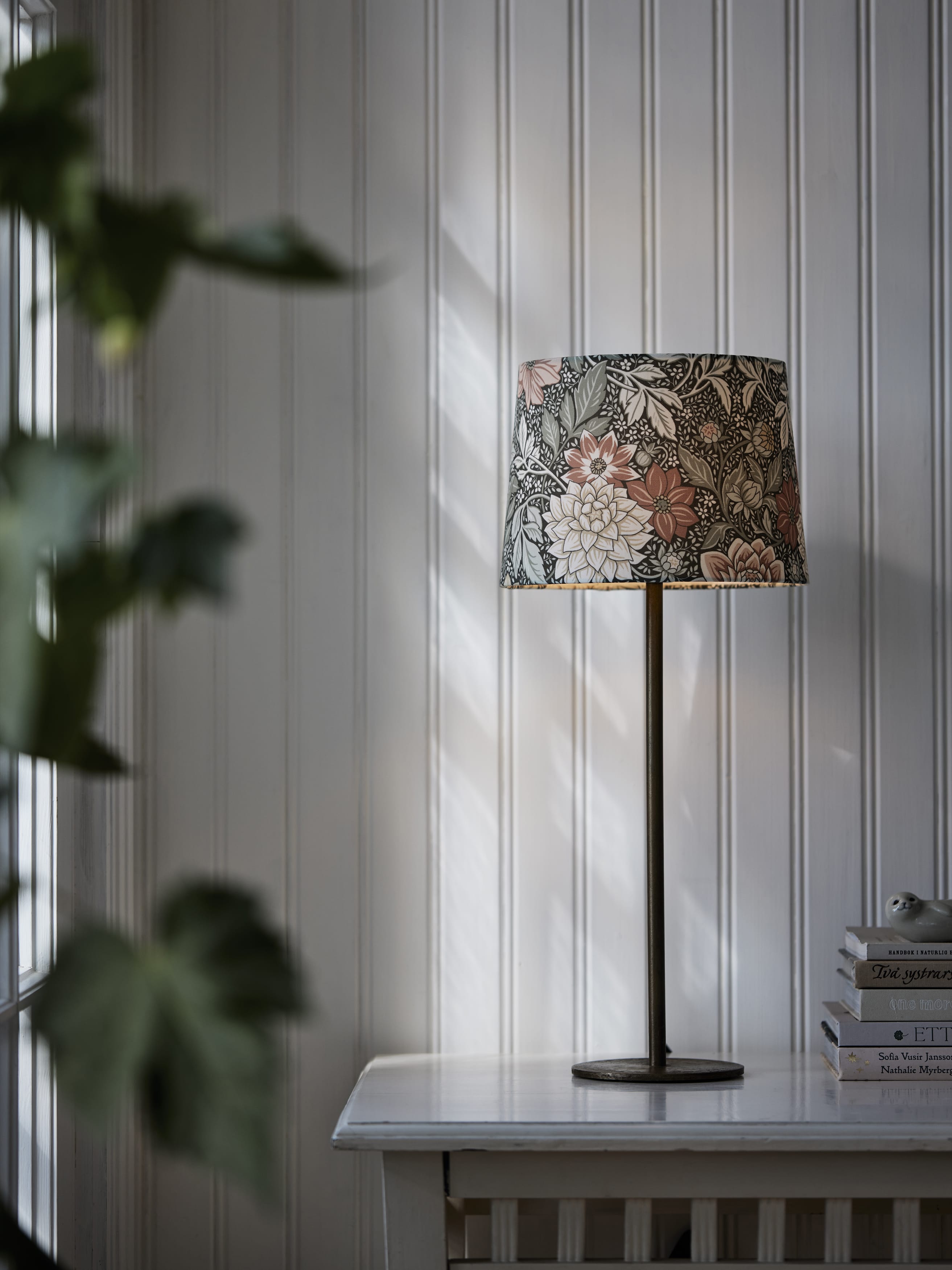 C1276663_Dahliagardenlampskarm25cm_Roomshot_2.jpg