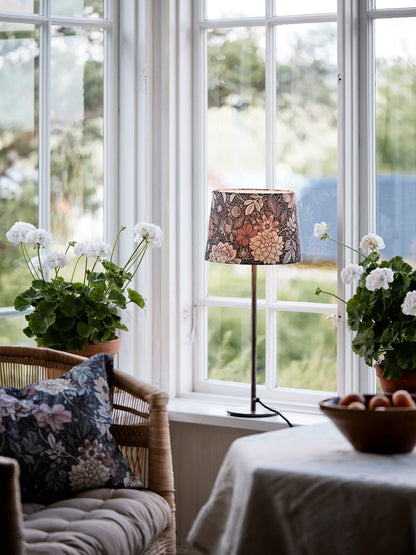 C1276893_Dahliagardenlampskarm25cm_Roomshot_2.jpg