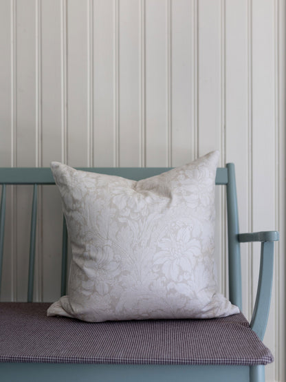 C220111_Acanthus-Kuddfodral50x50_Roomshot_1.jpg