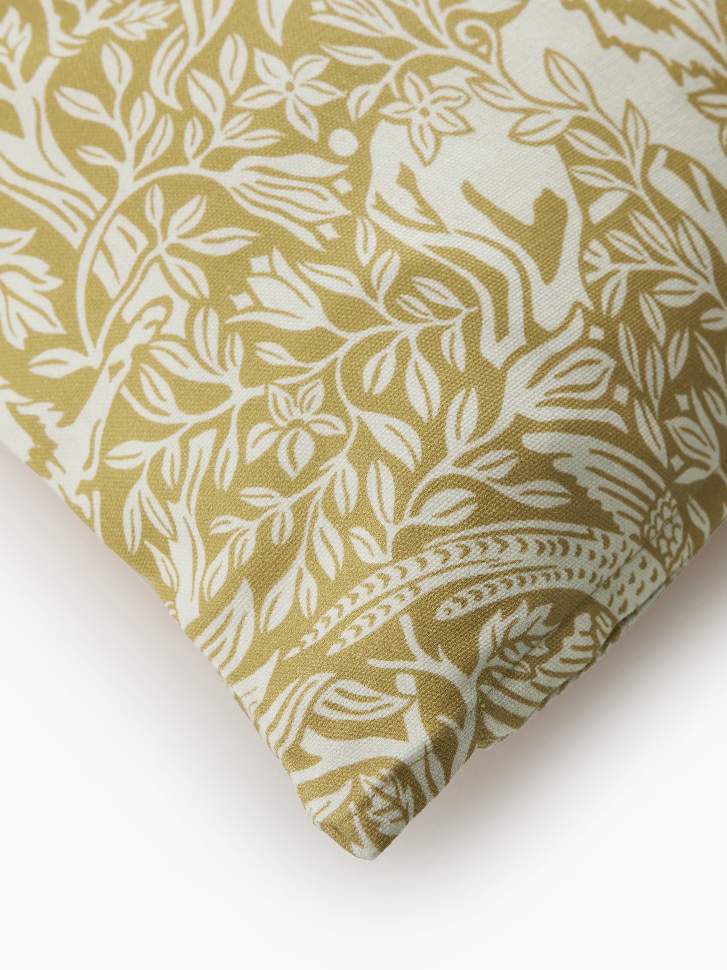 C220481_UnderTheElderTree-Kuddfodral50x50_Detail.jpg
