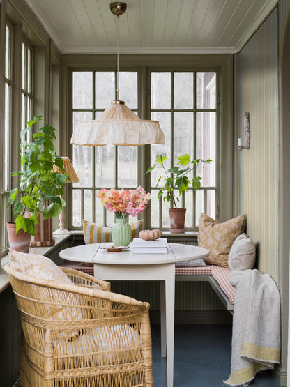 C220481_UnderTheElderTree-Kuddfodral50x50_Roomshot_1.jpg