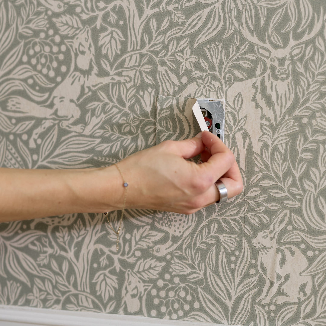 Wallpapering School - wallpaper around electrical outlets – Boråstapeter